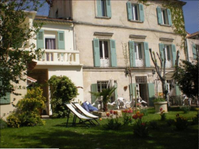 Гостиница Au Saint Roch - Hôtel et Jardin  Авиньон